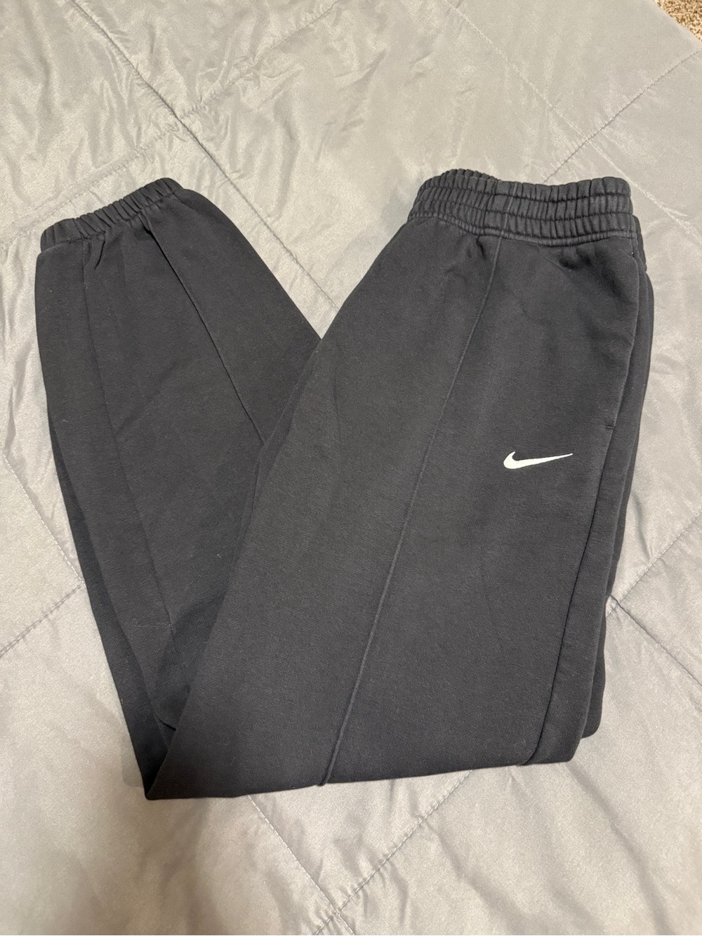 LIKE NEW Black Nike Fleece Joggers